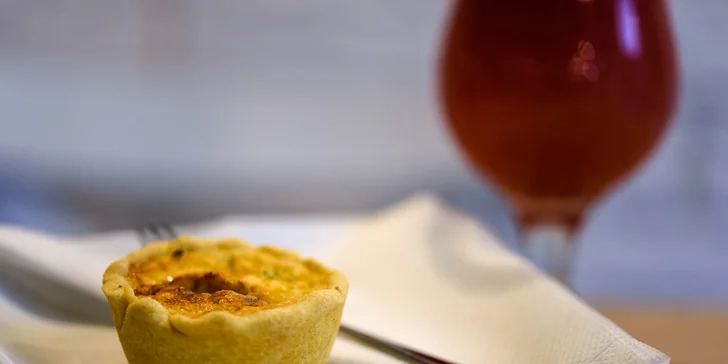 Quiche s čerstvou ovocnou šťavou či kávou