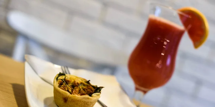 Quiche s čerstvou ovocnou šťavou či kávou
