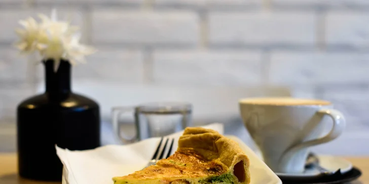 Quiche s čerstvou ovocnou šťavou či kávou