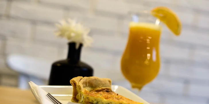 Quiche s čerstvou ovocnou šťavou či kávou