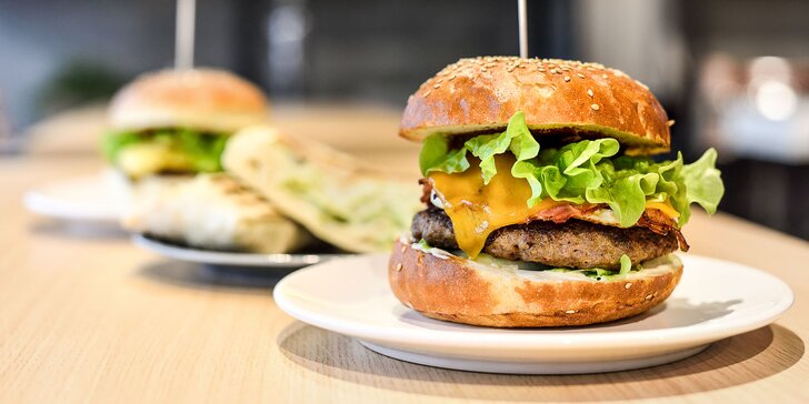 Domáci hovädzí burger alebo špeciálny Racer burger, či chrumkavý kurací wrap