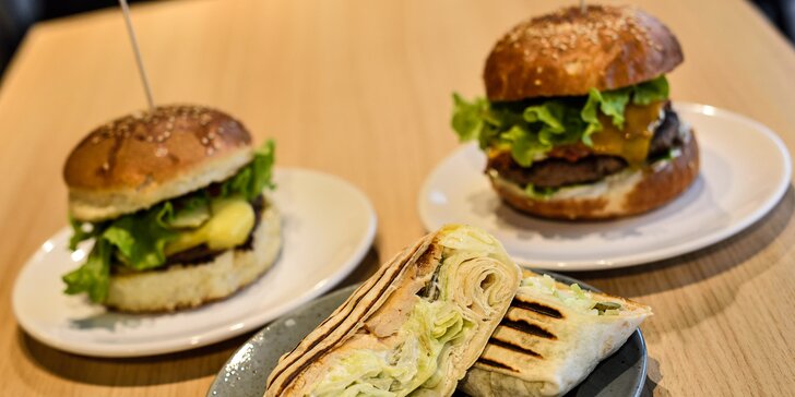 Domáci hovädzí burger alebo špeciálny Racer burger, či chrumkavý kurací wrap