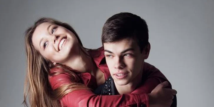 Originálne fotografovanie snúbencov na svadobné oznamká