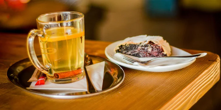 Varené víno a domáca ťahaná štrúdľa Cafe and wine bar KÁVIČKA