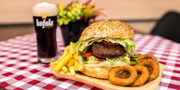 Hamburger Deluxe s hranolčekmi a cibuľovými krúžkami a Kofolou