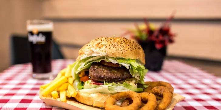 Hamburger Deluxe s hranolčekmi a cibuľovými krúžkami a Kofolou