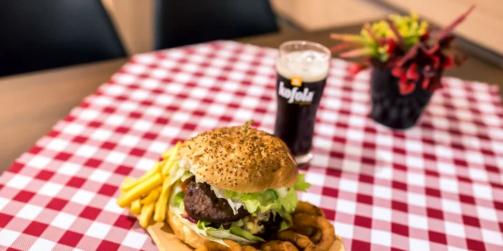 Hamburger Deluxe s hranolčekmi a cibuľovými krúžkami a Kofolou