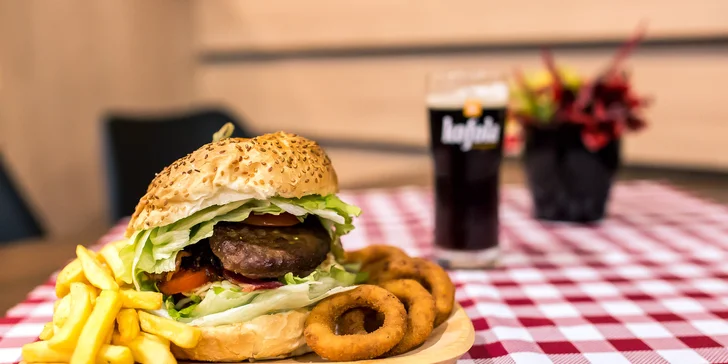 Hamburger Deluxe s hranolčekmi a cibuľovými krúžkami a Kofolou
