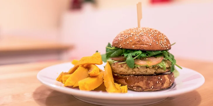 Cícerový burger s tekvicovými hranolčekmi a lahodnou limonádou z domáceho sirupu pre 1 osobu