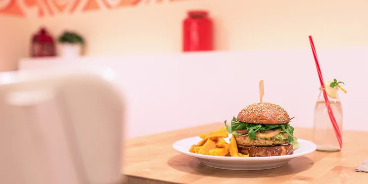 Cícerový burger s tekvicovými hranolčekmi a lahodnou limonádou z domáceho sirupu pre 1 osobu