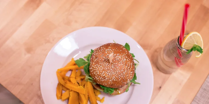 Cícerový burger s tekvicovými hranolčekmi a lahodnou limonádou z domáceho sirupu pre 1 osobu