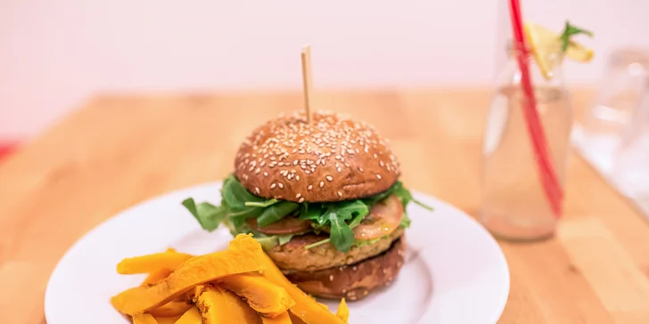 Cícerový burger s tekvicovými hranolčekmi a lahodnou limonádou z domáceho sirupu pre 1 osobu