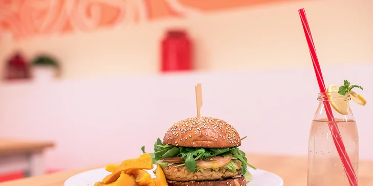 Cícerový burger s tekvicovými hranolčekmi a lahodnou limonádou z domáceho sirupu pre 1 osobu