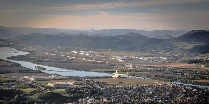 Až hodinový let helikoptérou pre 3 osoby: uleťte si aj na Silvestra!