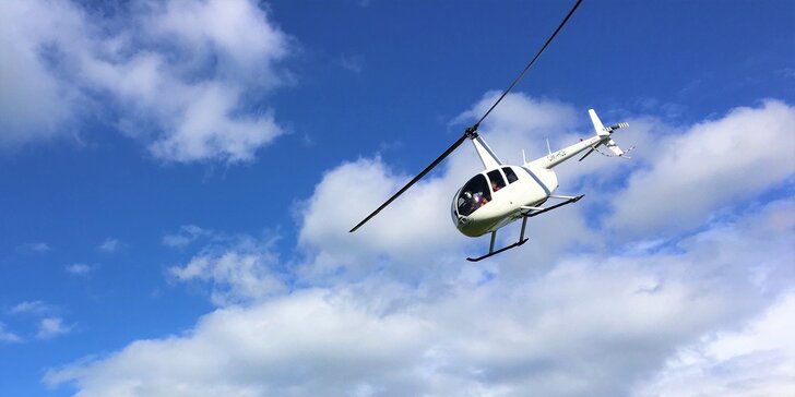 Až hodinový let helikoptérou pre 3 osoby: uleťte si aj na Silvestra!