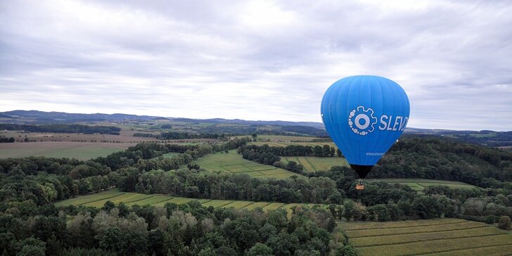 Hodina alebo dve v oblakoch: let teplovzdušným balónom vo dvojici i v skupinke