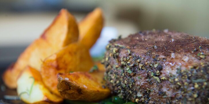 200g Argentínsky grilovaný hovädzí steak s prílohou a domácou slepačou polievkou v Pulitzeri