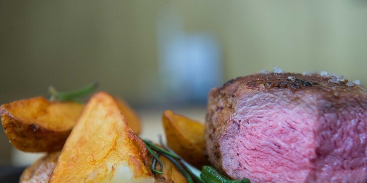200g Argentínsky grilovaný hovädzí steak s prílohou a domácou slepačou polievkou v Pulitzeri
