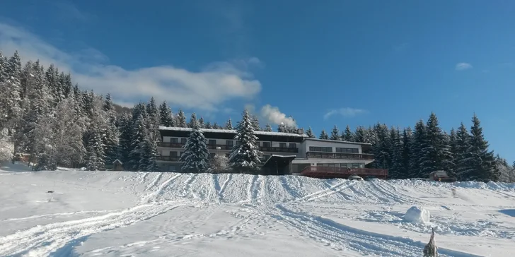 Zimná sezóna v zrekonštruovanom Hoteli Polianka s gurmánskou polpenziou a saunou v malebnom údolí Nízkych Tatier až so 4 Ski strediskami v okolí
