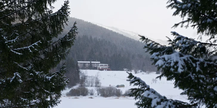 Zimná sezóna v zrekonštruovanom Hoteli Polianka s gurmánskou polpenziou a saunou v malebnom údolí Nízkych Tatier až so 4 Ski strediskami v okolí