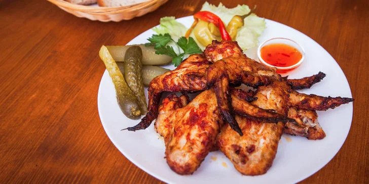 BBQ grilované kuracie krídelká, prsia, rebierka alebo mäsový mix tanier