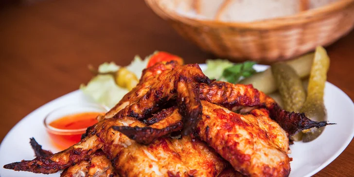 BBQ grilované kuracie krídelká, prsia, rebierka alebo mäsový mix tanier