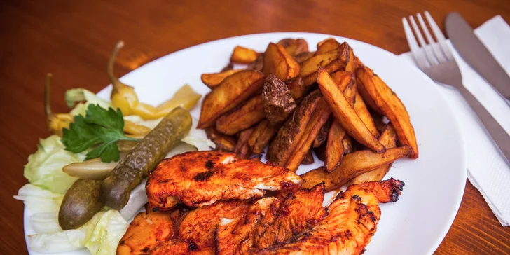BBQ grilované kuracie krídelká, prsia, rebierka alebo mäsový mix tanier