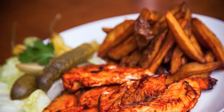 BBQ grilované kuracie krídelká, prsia, rebierka alebo mäsový mix tanier