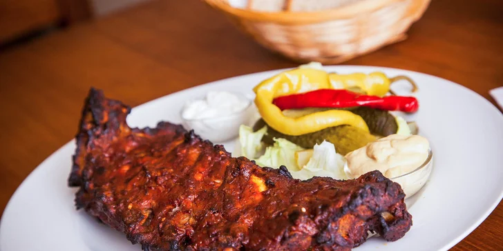 BBQ grilované kuracie krídelká, prsia, rebierka alebo mäsový mix tanier