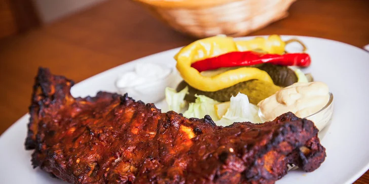 BBQ grilované kuracie krídelká, prsia, rebierka alebo mäsový mix tanier