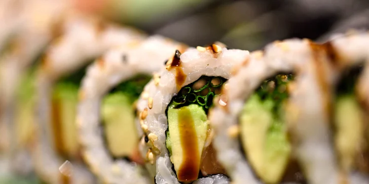 Lososové a maslovkové sushi s predjedlom a Mochi guľkami - 24 kúskov pravého Japonska!