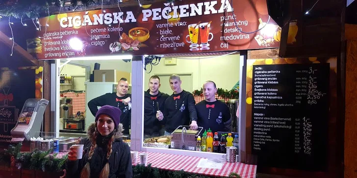 Vianočný punč alebo varené víno na vianočných trhoch v Trnave