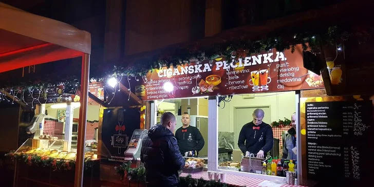 Vianočný punč alebo varené víno na vianočných trhoch v Trnave