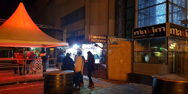 Vianočný punč alebo varené víno na vianočných trhoch v Trnave