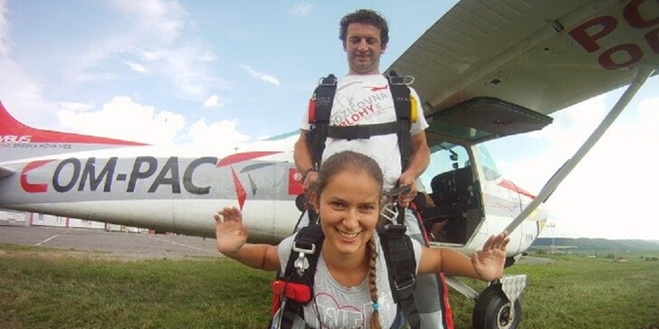 Darujte zábavu na oblohe. Tandemový zoskok z lietadla v Slovenskom raji, foto a video v cene!