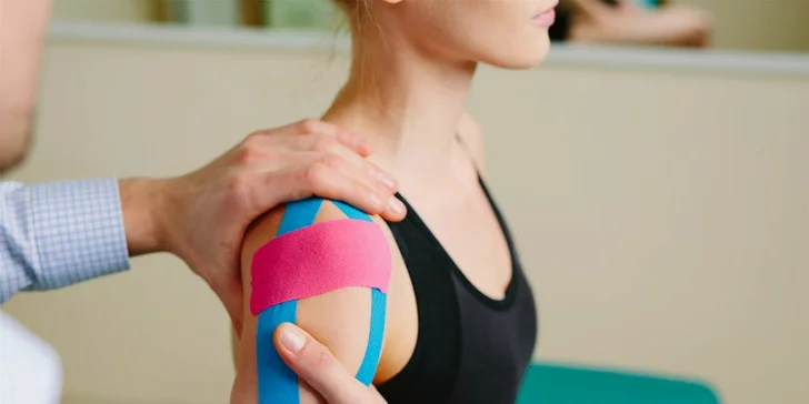 Masáže podľa výberu alebo profesionálne tejpovanie vo Fénix care