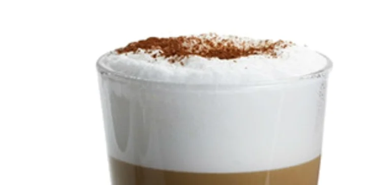 Punč alebo horúce jabĺčko, horúca čokoláda s ovocím a šľahačkou alebo štrúdľa a latte macchiato. Zimné pokušenie v La Strada!