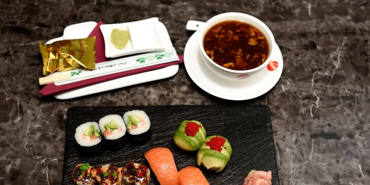 Sushi menu s ostrokyslou polievkou v Asian Restaurant v Auparku