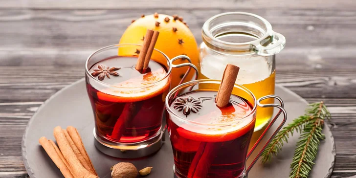 Punč alebo horúce jabĺčko, horúca čokoláda s ovocím a šľahačkou alebo štrúdľa a latte macchiato. Zimné pokušenie v La Strada!