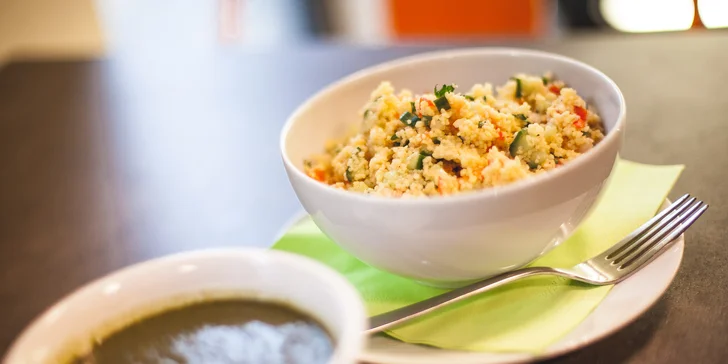 Polievka s vegan kuskusovým šalátom a s kávou alebo čajom