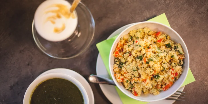 Polievka s vegan kuskusovým šalátom a s kávou alebo čajom