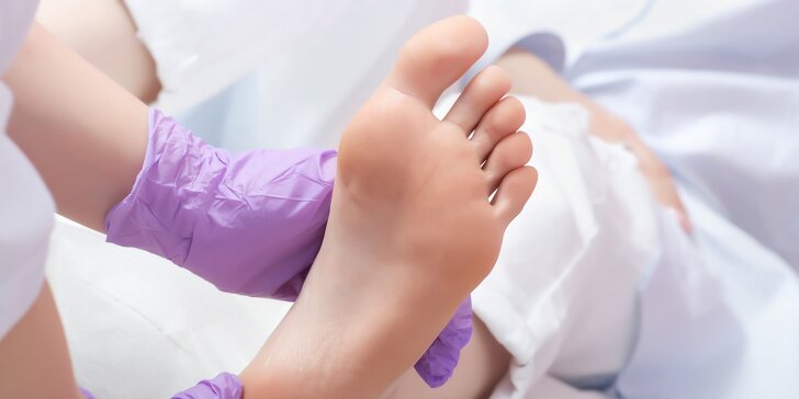 Prístrojové ošetrenie nechtov nôh s masážou chodidiel alebo suchá medicinálna pedikúra pre dámy aj pánov