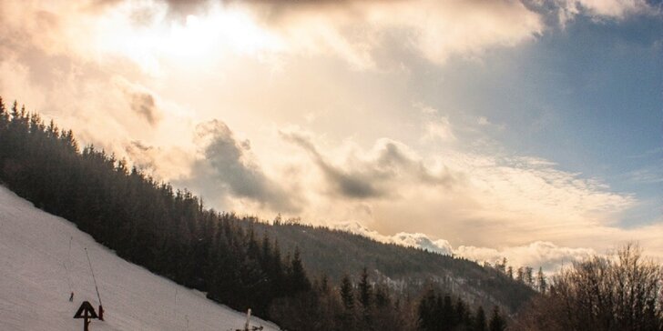 Celodenný, rodinný, 3-hodinový alebo 4-hodinový skipas do lyžiarskeho strediska Šachtičky