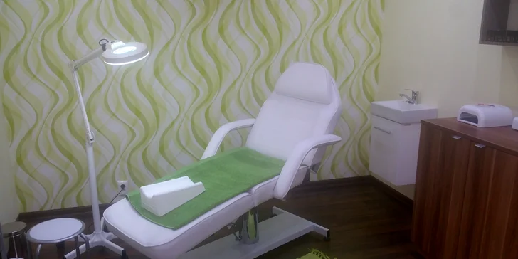 Prístrojové ošetrenie nechtov nôh s masážou chodidiel alebo suchá medicinálna pedikúra pre dámy aj pánov