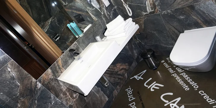 Luxus, umenie, dizajn, profi služby, špičková gastronómia a to všetko pod jednou strechou! Nezmeškajte príležitosť unikátnej dovolenky pre dvoch!