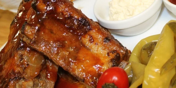 Pečené marinované rebierka s oblohou a čerstvým chlebom + pivo