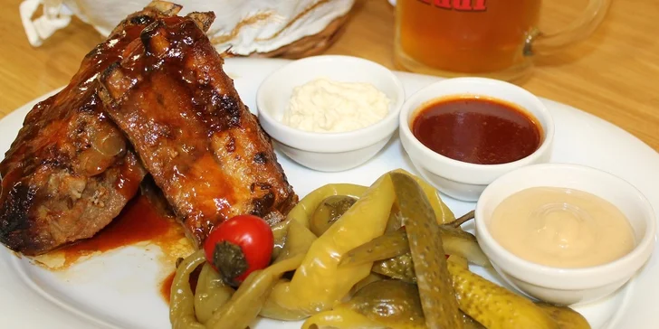 Pečené marinované rebierka s oblohou a čerstvým chlebom + pivo