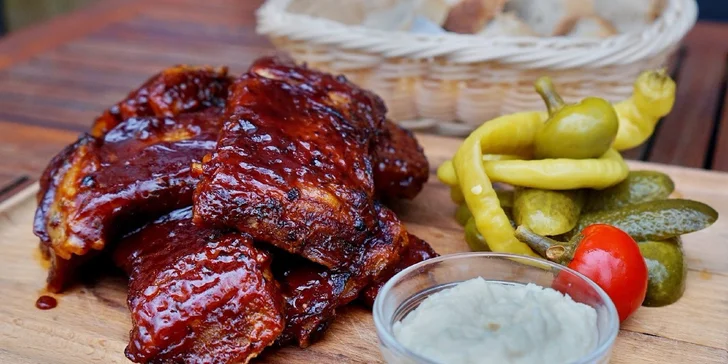 1 kg grilovaných bravčových rebierok s barbecue omáčkou podávaných s čerstvým chrenom, nakladanou zeleninou a zemiakovým chlebom