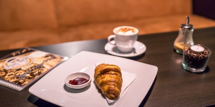 Maslový croissant s džemom a lahodným espressom alebo cappuccinom