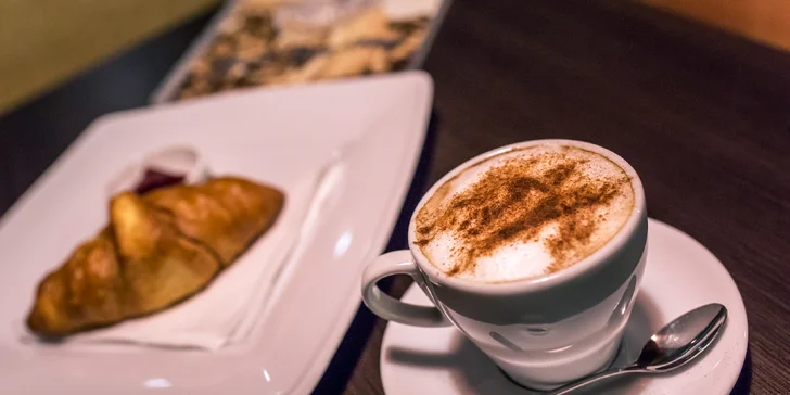 Maslový croissant s džemom a lahodným espressom alebo cappuccinom